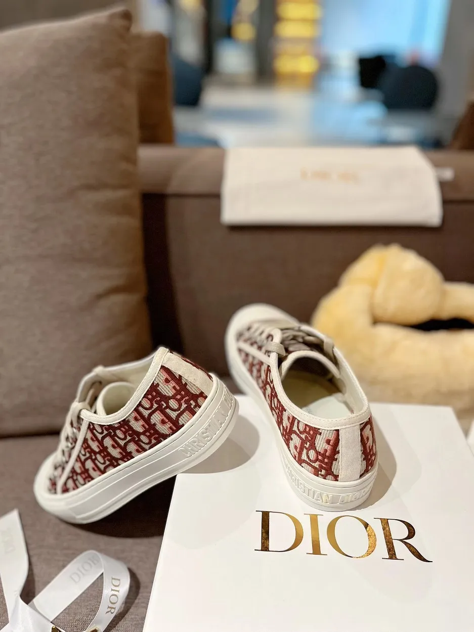 👟👟Ex-factory price 500👟👟 New arrival at D home, synchronized with the official website WALK N DIOR embroidered canvas shoes series, 100% cotton silk double-sided three-dimensional embroidery All the materials of this shoe are original molds, right down to the hardware, laces, outsole, PU midsole...the upper fabric is made of double-sided pure cotton silk three-dimensional electric embroidery. Each style looks colorful, but it does not make it difficult to match clothes. The entire series is like a piece of handicraft, unique!  ▪️Inner lining: full-grain mixed sheep and sheepskin ▪️Foot pads: same color cowhide, comfortable to the feet ▪️My last style is exactly the same as ZP, welcome to compare. My color scheme is the most complete, and the counter has a full set of packaging. Code number: 35-41